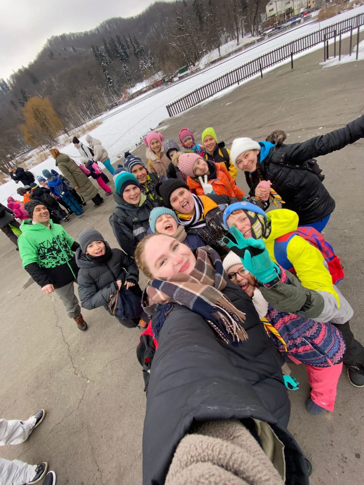 Părinți și copii la eveniment comunitar CPEIO, promovând educația prin aventură și spirit de echipă