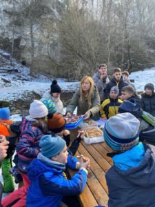 Copii participând la tabere educaționale ACPEIO, învățând prin aventură și spirit de echipă