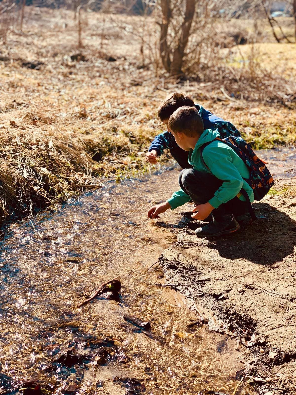 Echipă de voluntari și educatori CPEIO sprijinind dezvoltarea copiilor prin joc și prietenie