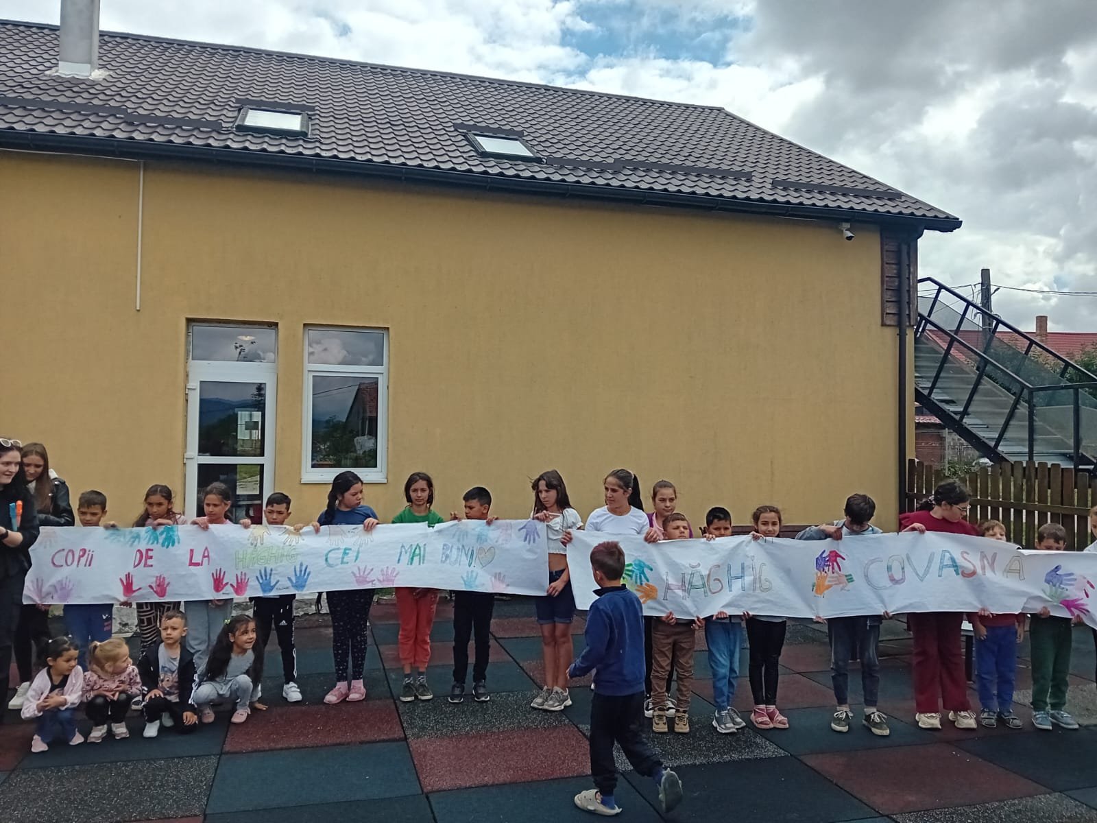 Copii din comunități defavorizate participând la activități educaționale în cadrul Grădiniței de vară Hăghig