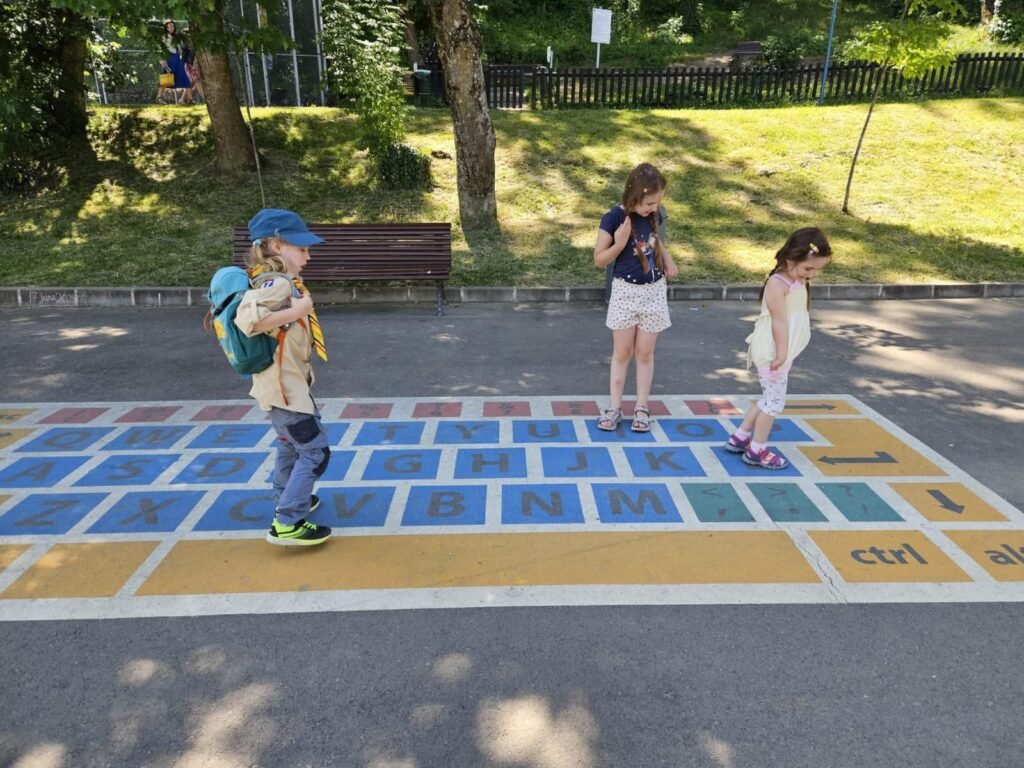 Copii implicați în jocuri educative care stimulează creativitatea și învățarea