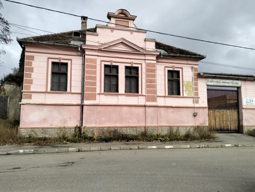 Fațada Casei Parohiale Evanghelice din Rotbav, clădirea pusă la dispoziție prin parteneriatul dintre ACPEIO și Societatea Misionară „Vestea Bună” pentru activități educaționale indoor și outdoor.