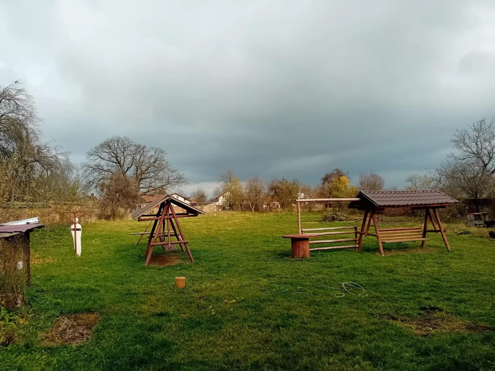 Teren larg cu leagăne și spațiu verde la locația ACPEIO din Rotbav, destinat activităților outdoor pentru copii, jocuri educaționale și programe comunitare.