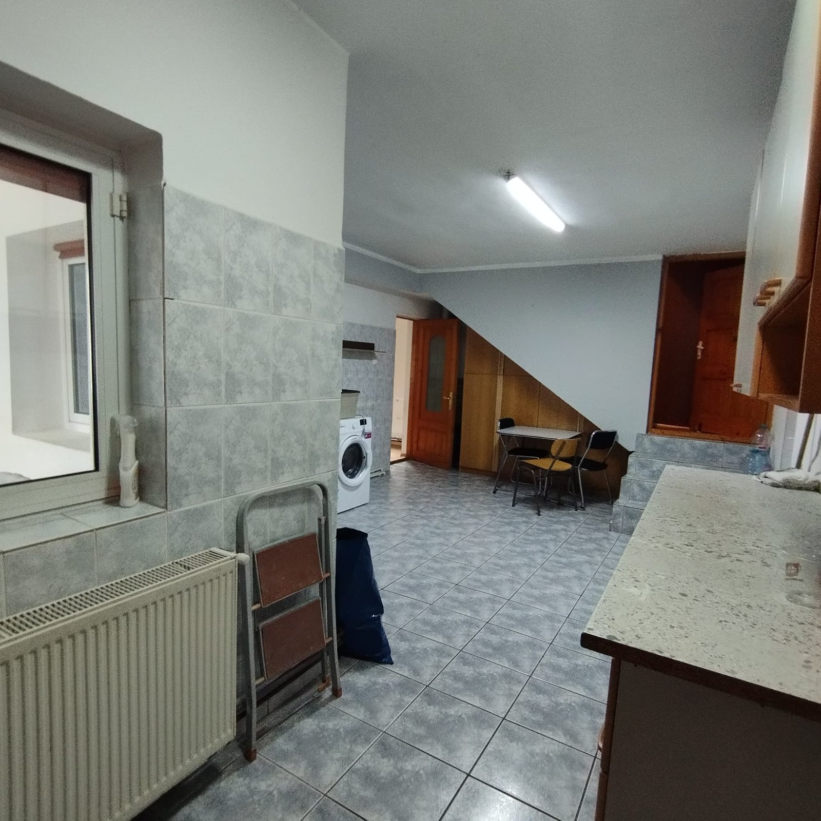 Bucătărie renovată în noua locație ACPEIO din Rotbav, folosită pentru logistică, organizarea activităților și sprijinirea proiectelor educaționale.