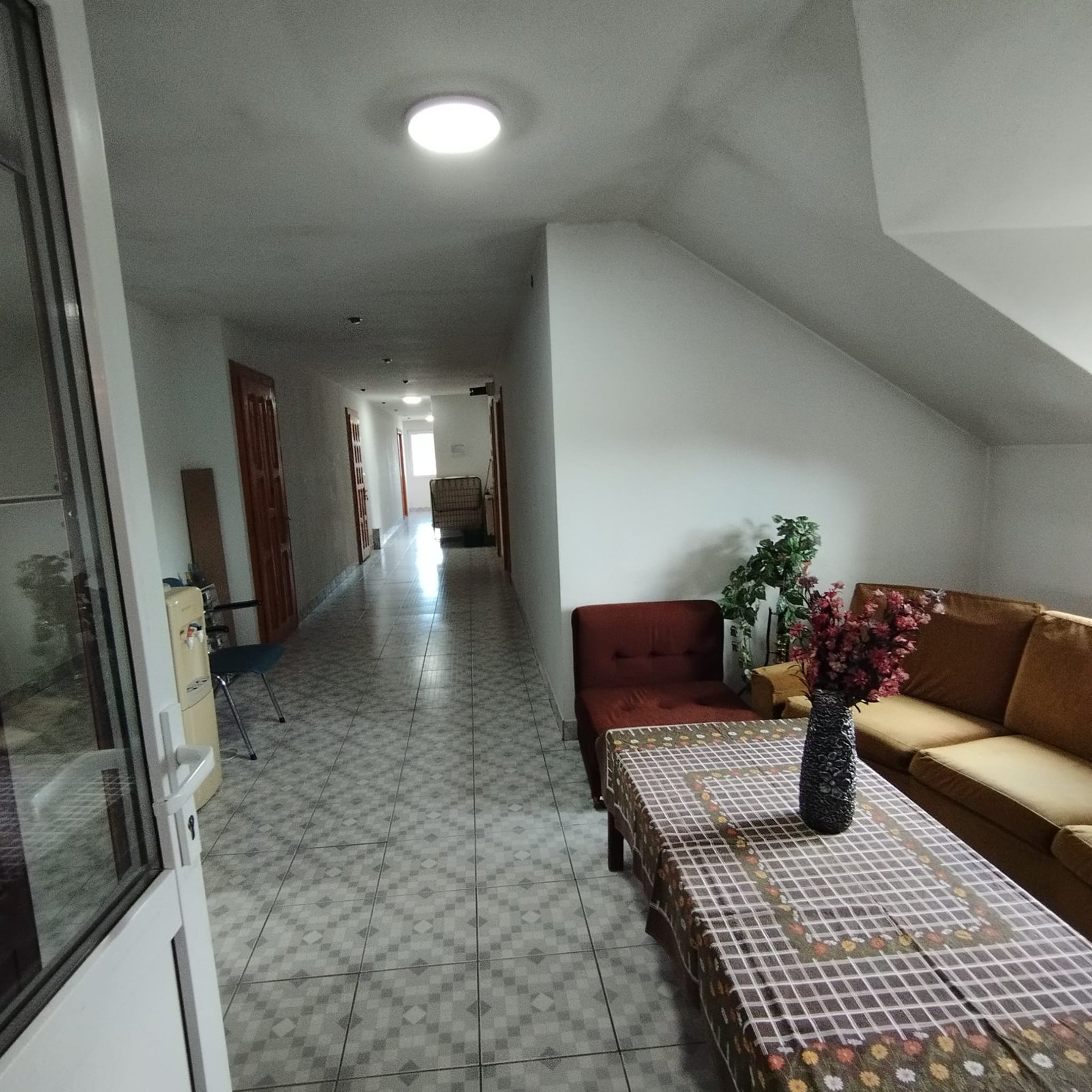 Hol interior luminos și amenajat în noua locație ACPEIO din Rotbav, folosit ca spațiu comun pentru activități, socializare și organizarea programelor educaționale.