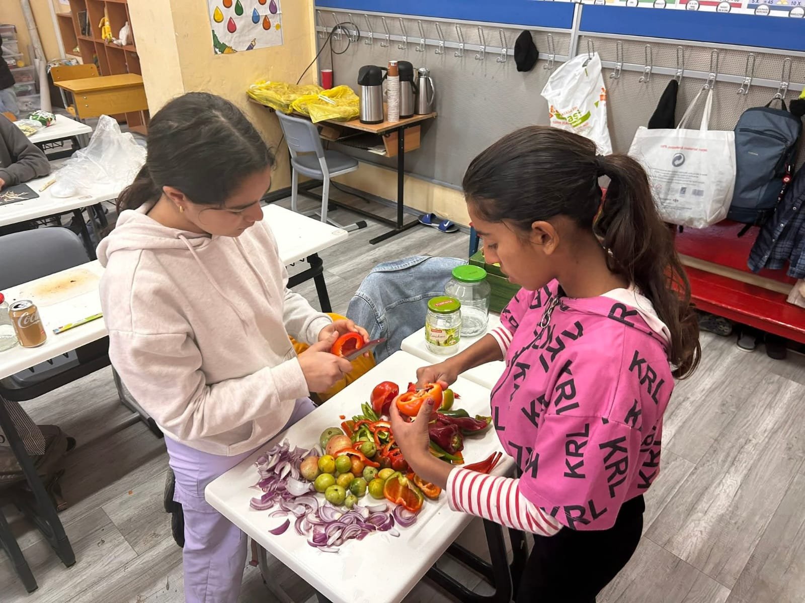 Elevi pregătind legume pentru atelierul de creație – Culorile toamnei