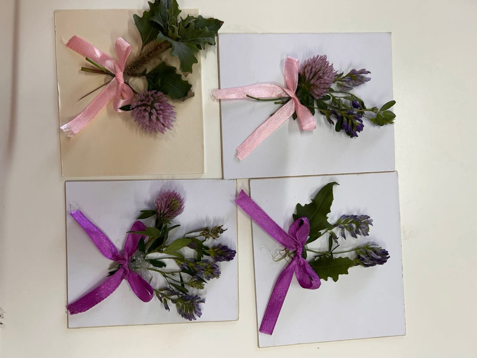 Aranjamente florale cu flori de toamnă, realizate de elevi în cadrul unui atelier de creație dedicat tradițiilor și naturii.