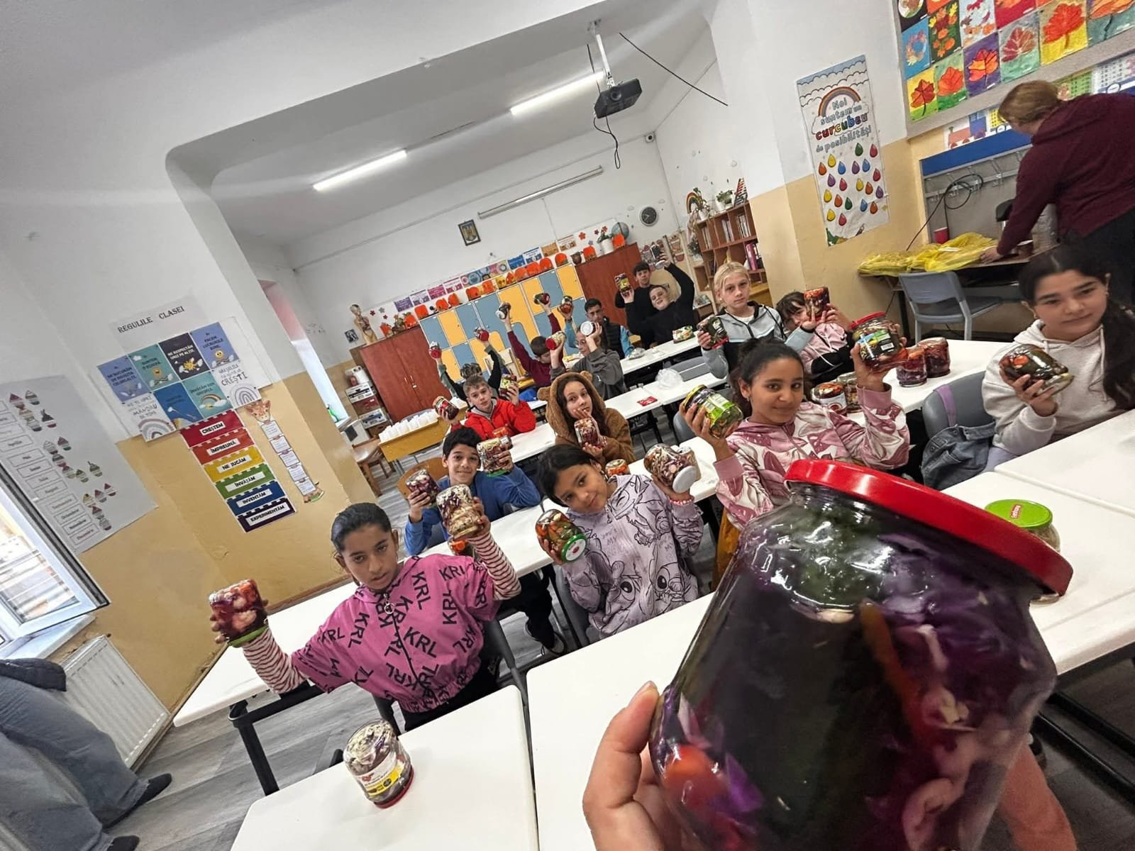 Borcane cu murături realizate de elevi