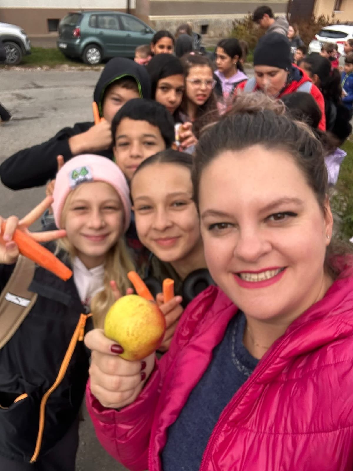 Elevi bucuroși în proiectul Recunoștință în Natură – activitate educativă pe Dealul Lempes