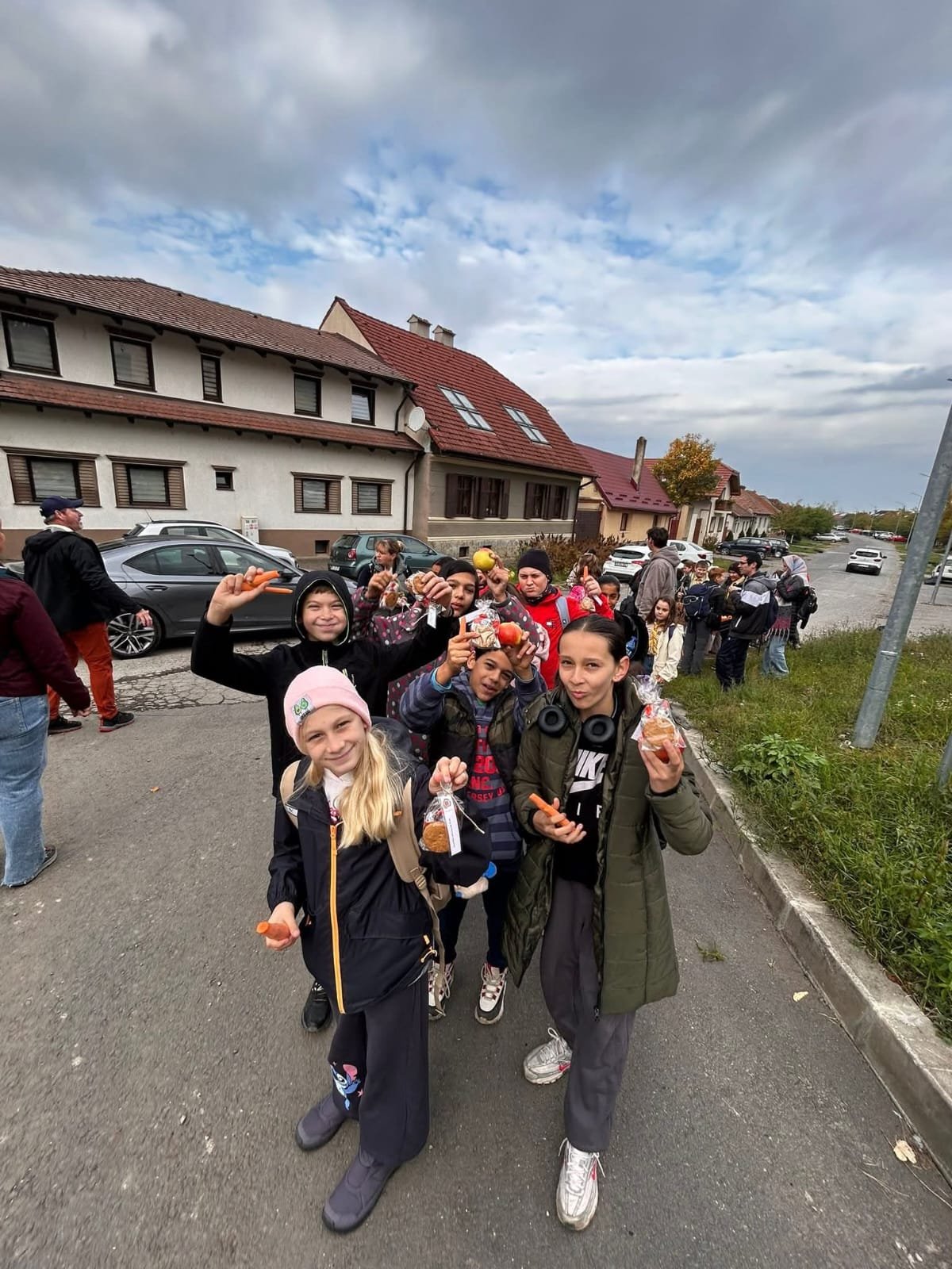 Elevi pregătiți pentru activitatea interdisciplinară Recunoștință în Natură, pornind în drumeție spre Dealul Lempes.