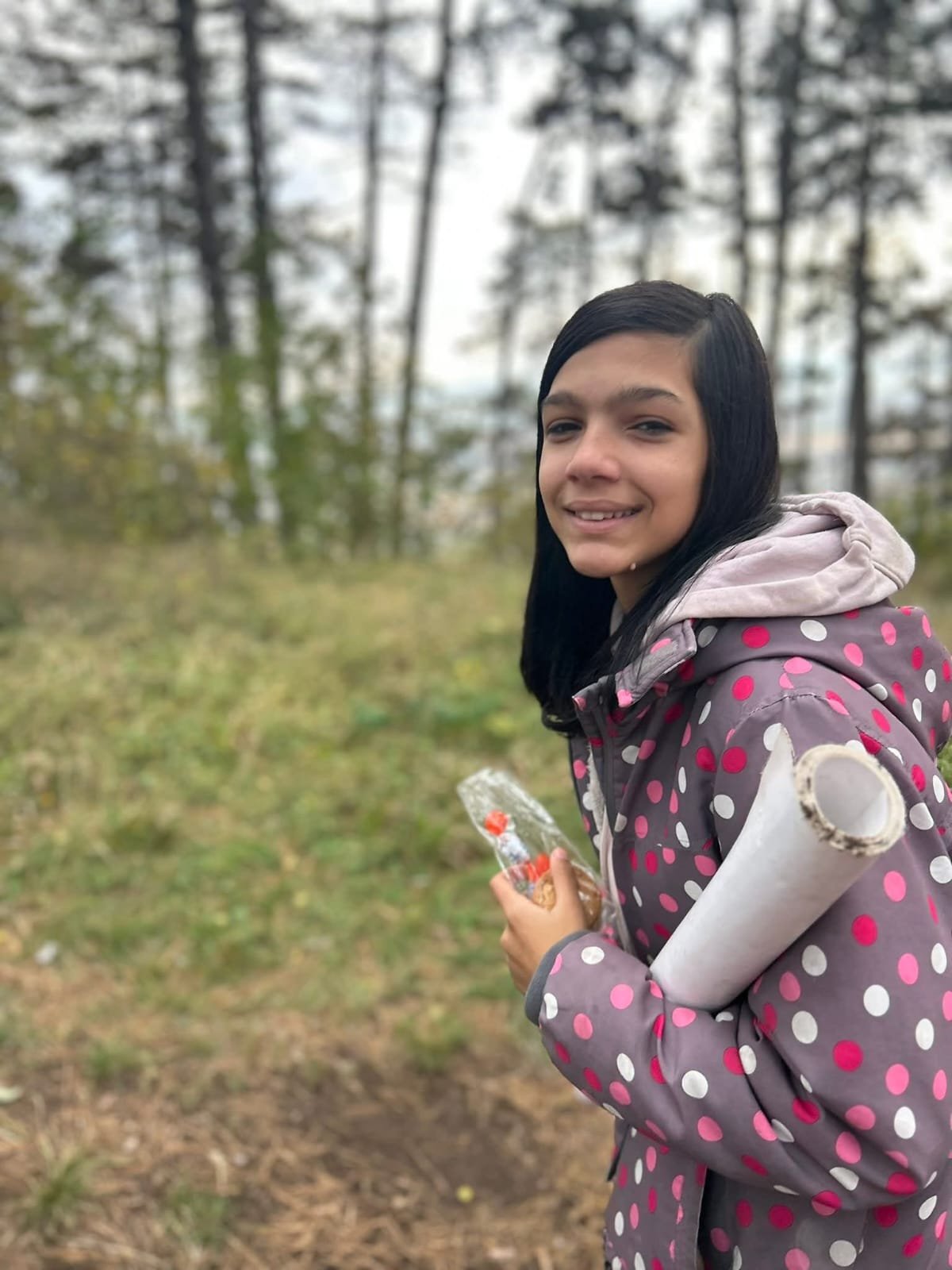 Elevă ținând un pachet simbolic de recunoștință în timpul excursiei educative de pe Dealul Lempes.