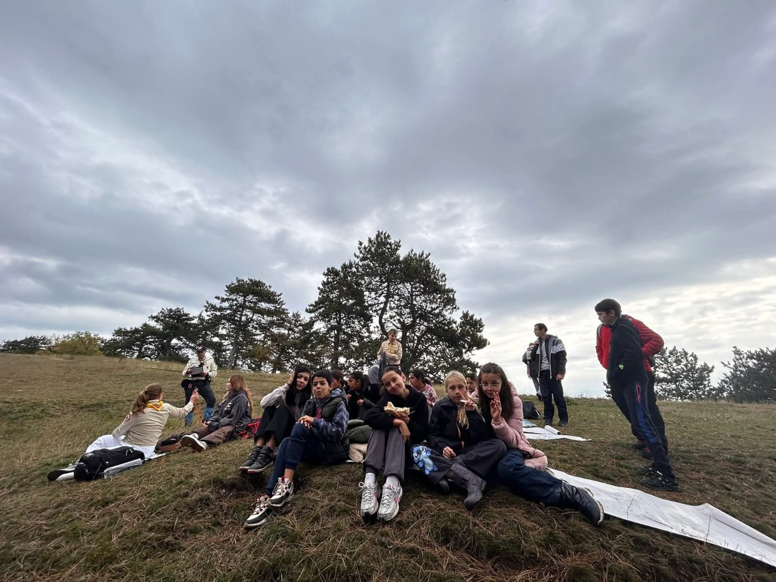 Pauză de învățare în natură – elevii la activitatea Recunoștință în Natură