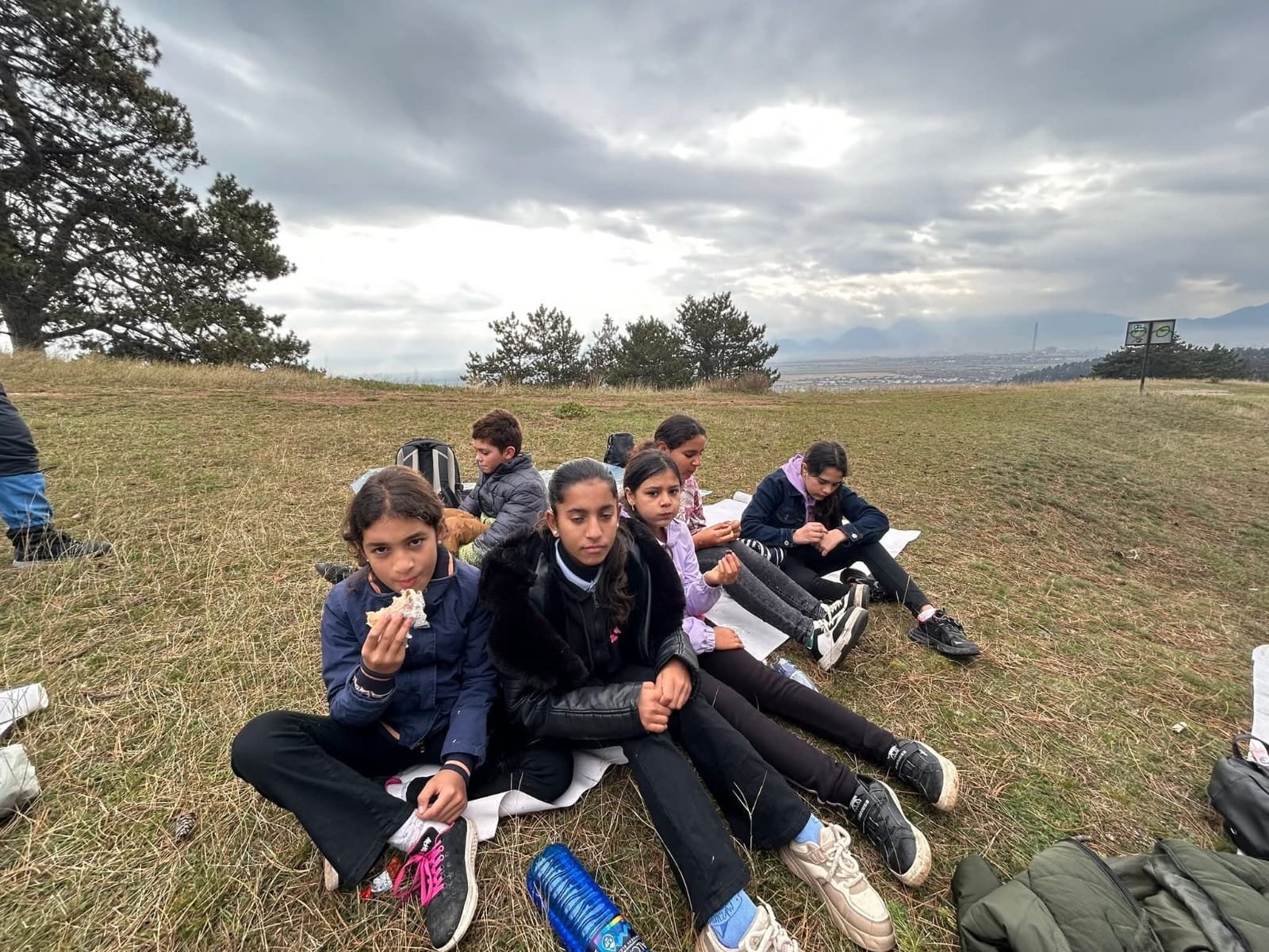 Momente de socializare în natură – excursia educativă Dealul Lempes