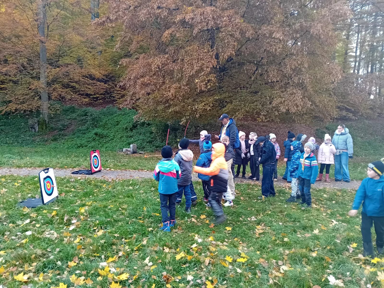 Jocuri cercetășești și tir la țintă pentru copii