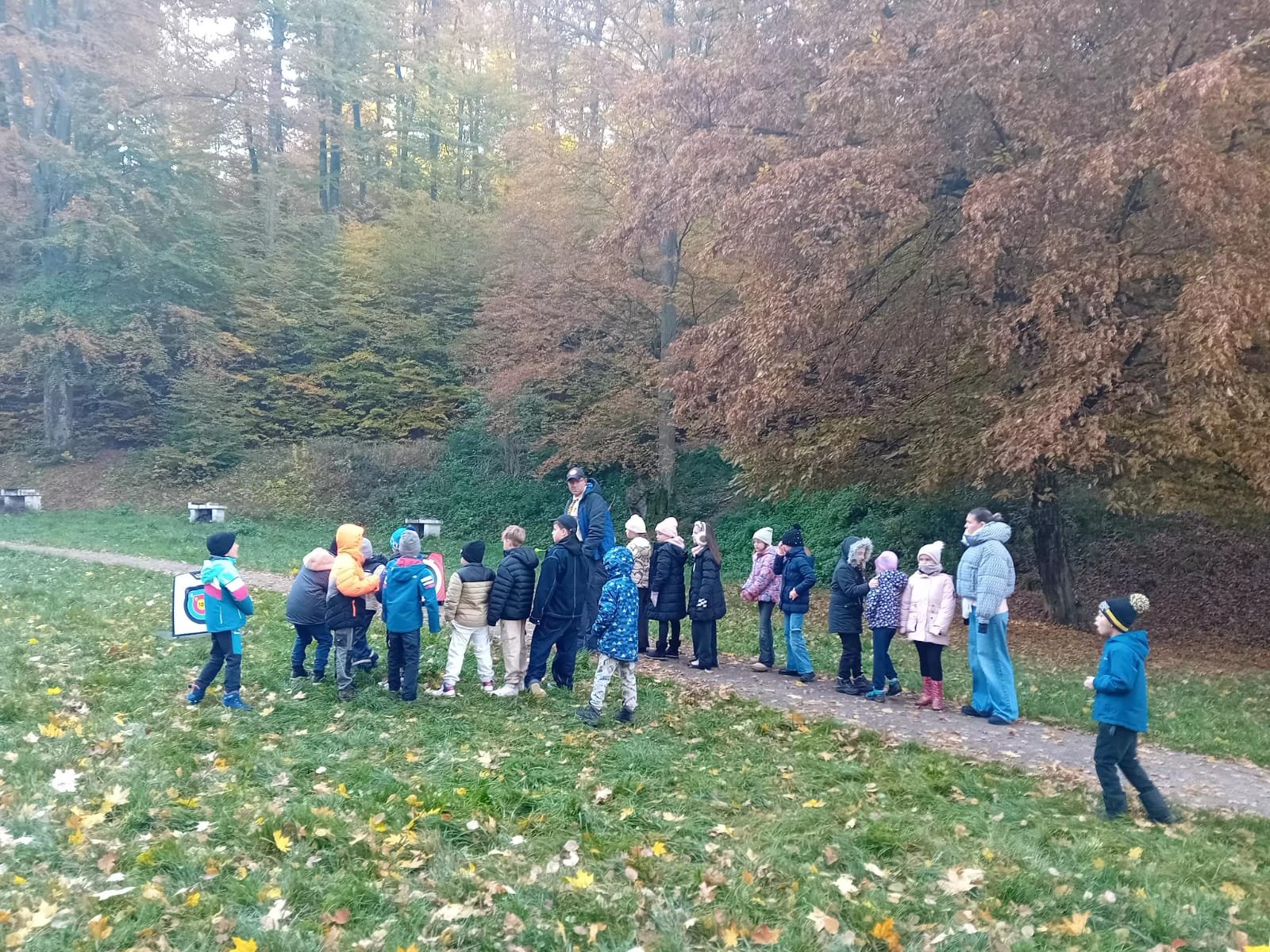 Copiii descoperă recunoștința prin joc și natură