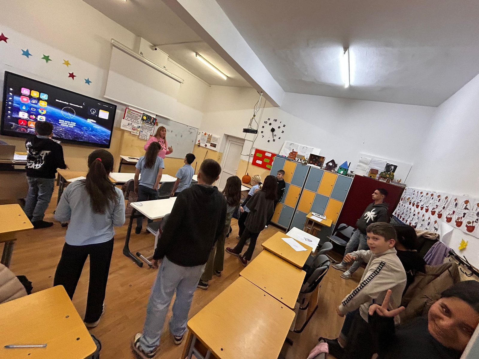 Elevii de clasa a V-a participă la o activitate interactivă de dezvoltare personală în cadrul programului „Scânteia schimbării” derulat de ACPEIO.