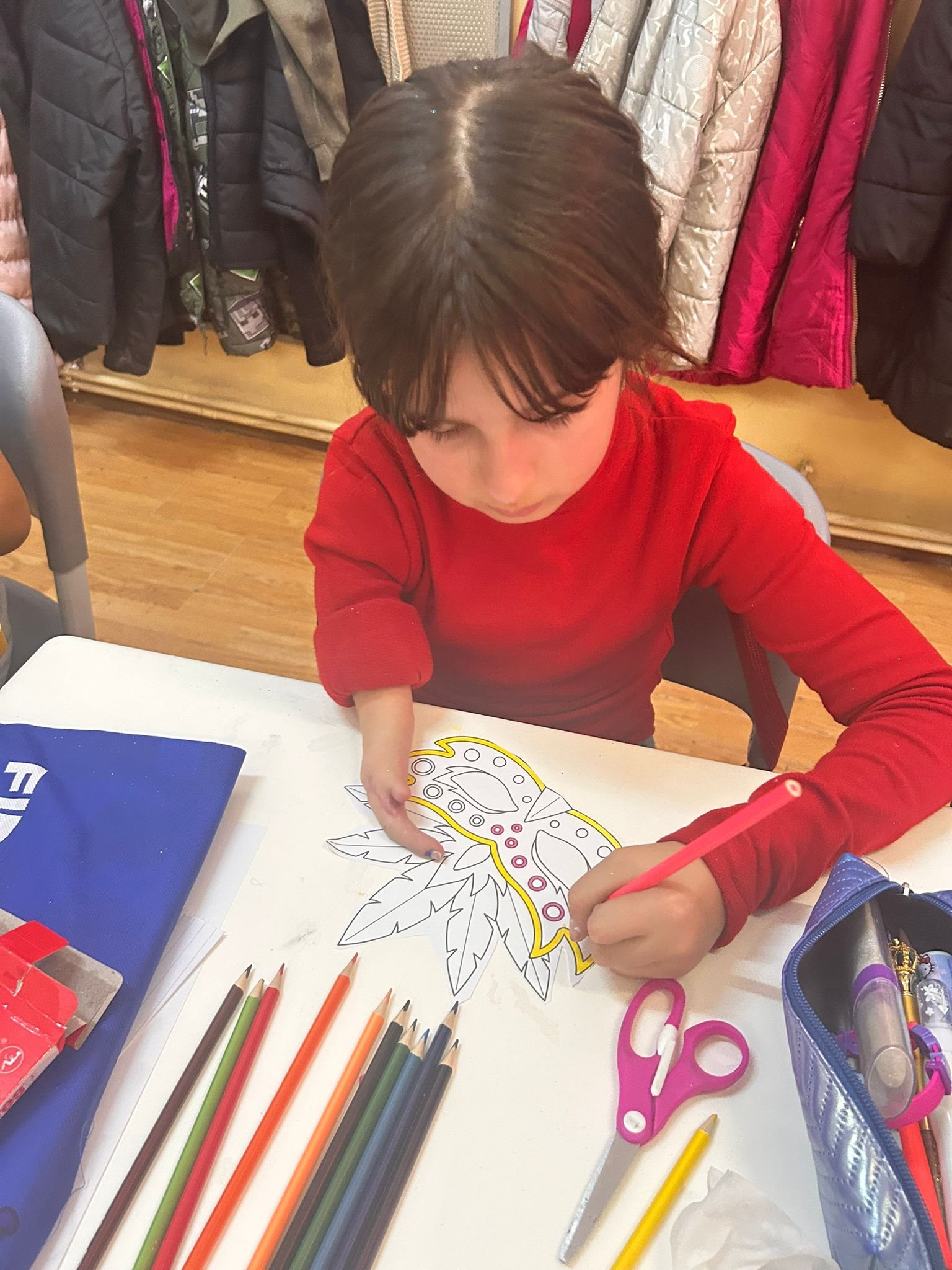 Elev de clasa a V-a colorând o mască în cadrul activității despre identificarea formelor de abuz și persoanele de încredere la care poate apela