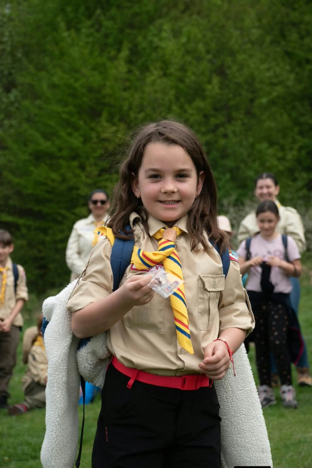 Fetiță din Grupul de Boboci în uniformă Royal Rangers, cu eșarfă galbenă