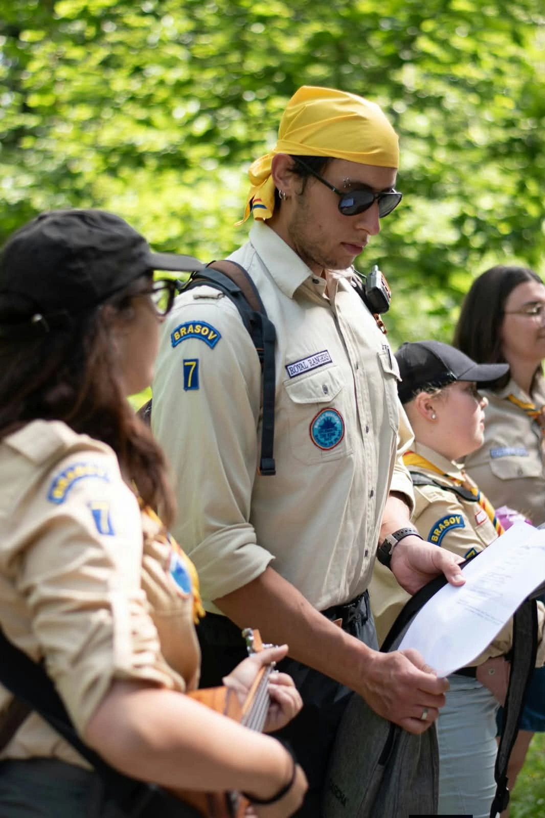 Lider Royal Rangers la ceremonia de acordare a primului însemn pentru boboci