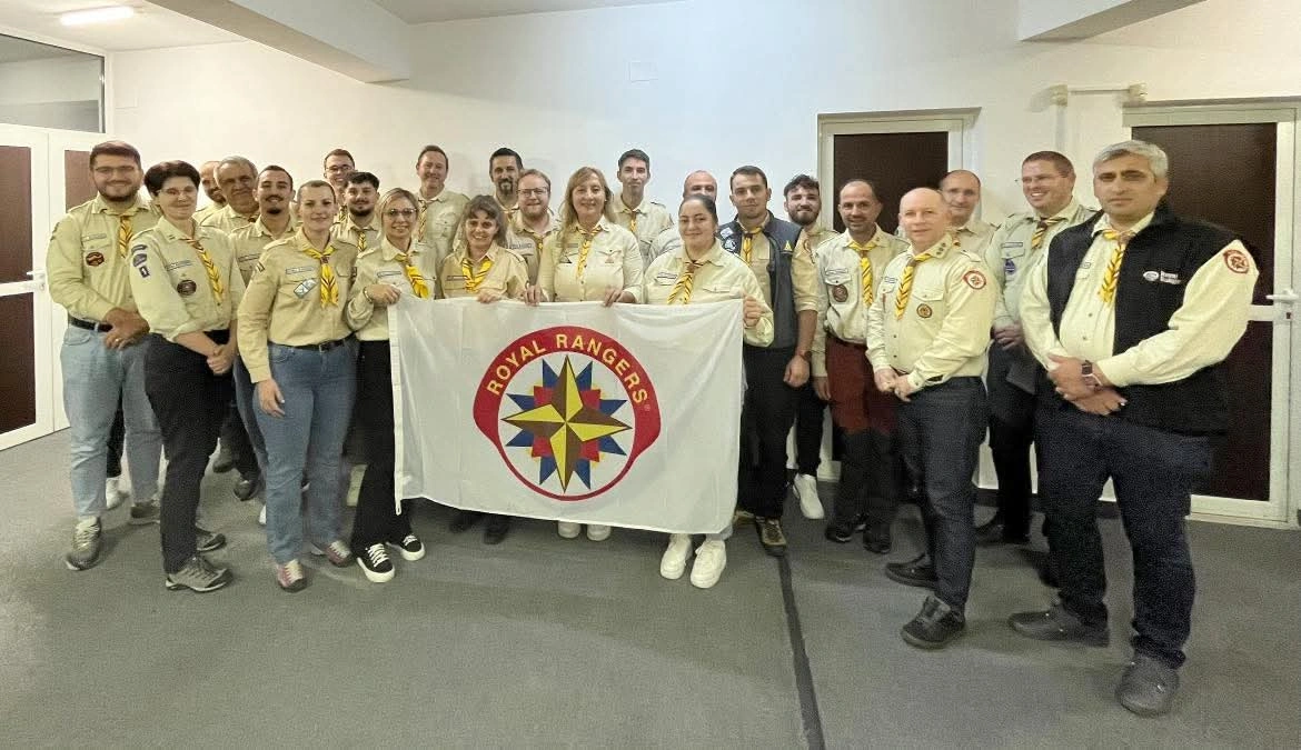 Liderii Royal Rangers România cu steagul organizației