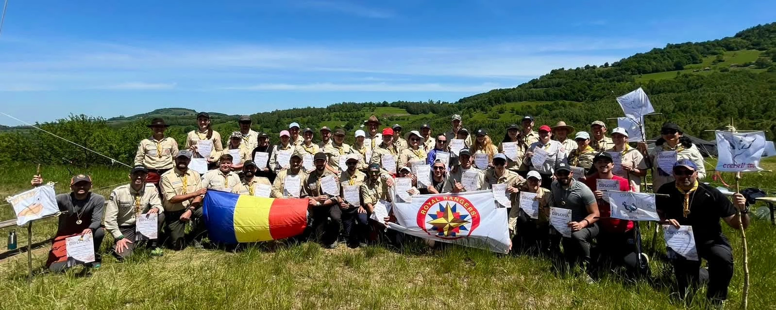 Participanții la National Training Camp cu steagul României și al Royal Rangers