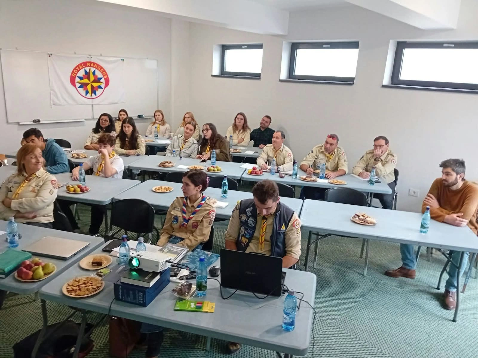 Participanți la seminarul de echipare a colaboratorilor Royal Rangers