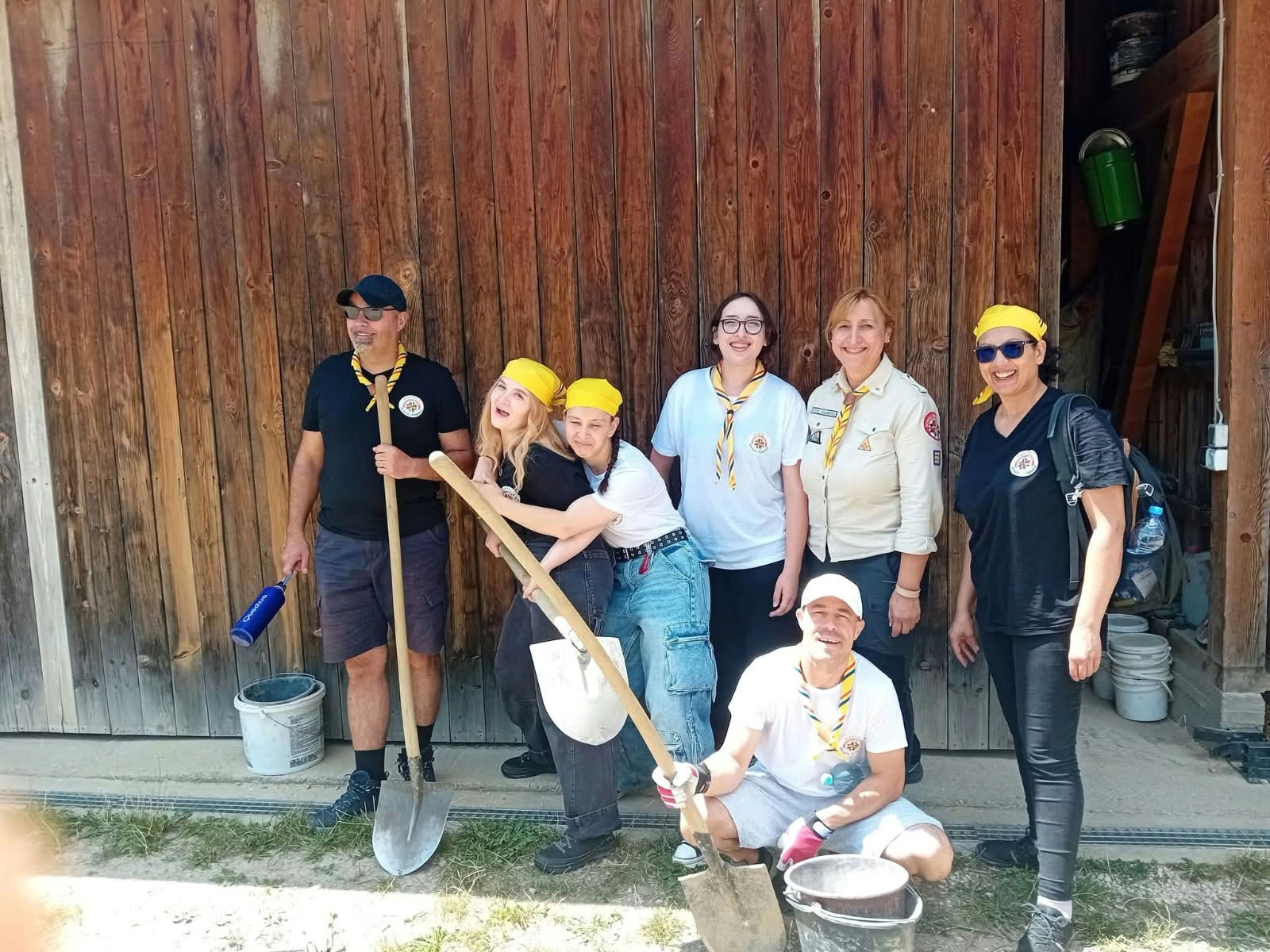 Lideri și voluntari Royal Rangers cu lopeți și găleți, la acțiunea de voluntariat de la tabăra Purtătorii de Făclii