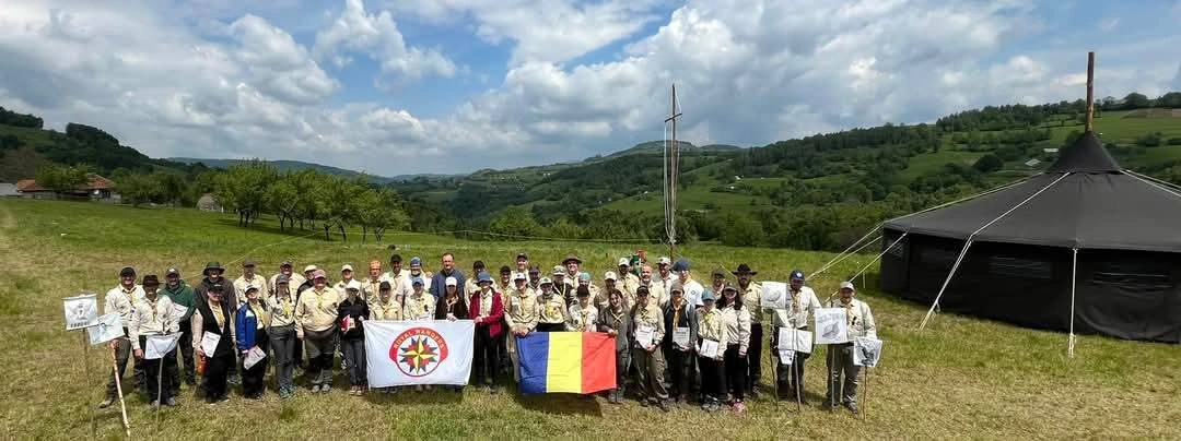 Tabăra de pregătire NTC pe o pajiște de munte