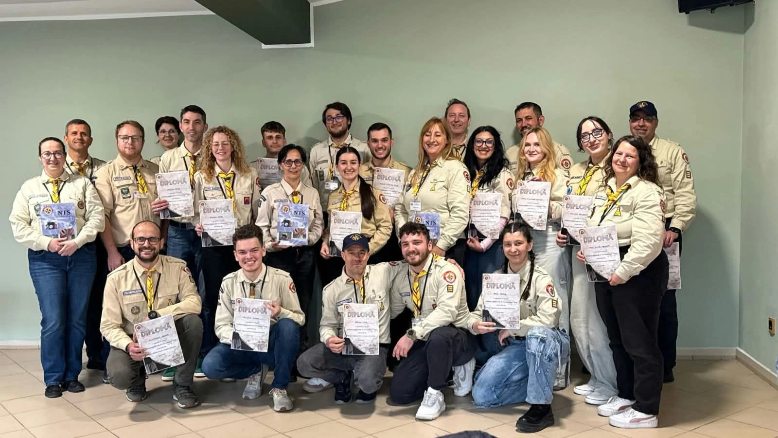 Lideri și voluntari Royal Rangers cu diplomele seminarului de echipare NTS