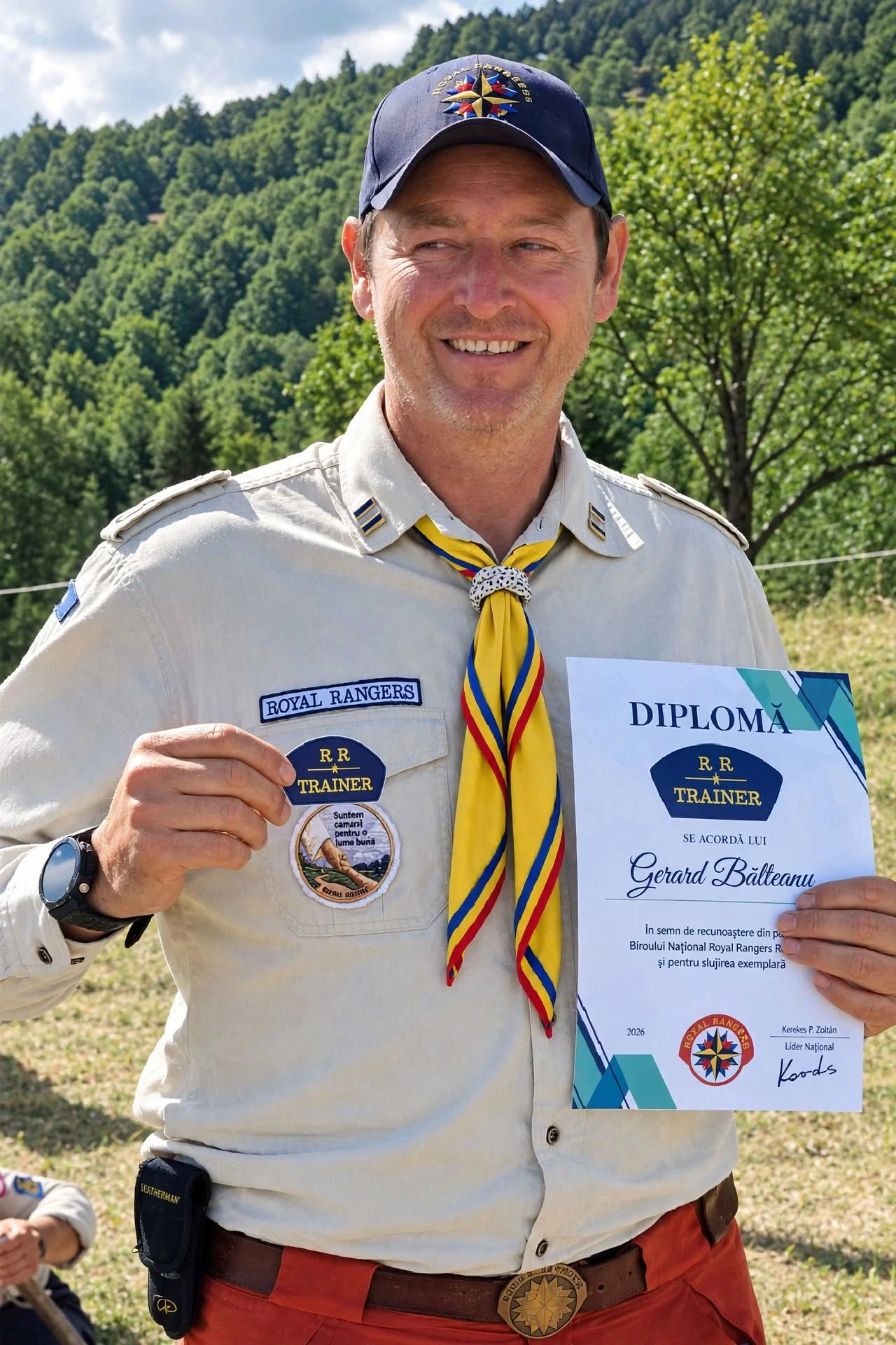 Gerard Bălteanu, liderul Postului 7 Brașov, cu diploma și primul patch de trainer