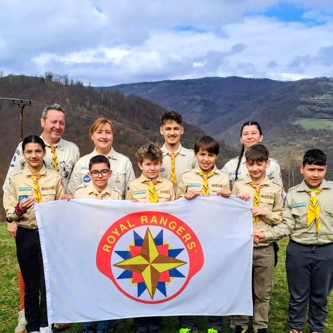 Mini-lideri cu steagul Royal Rangers la tabăra NMLC