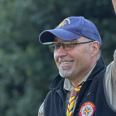 Cristian Suciu, lider de echipă Royal Rangers Postul 7 Brașov, zâmbind în timpul unei activități în aer liber